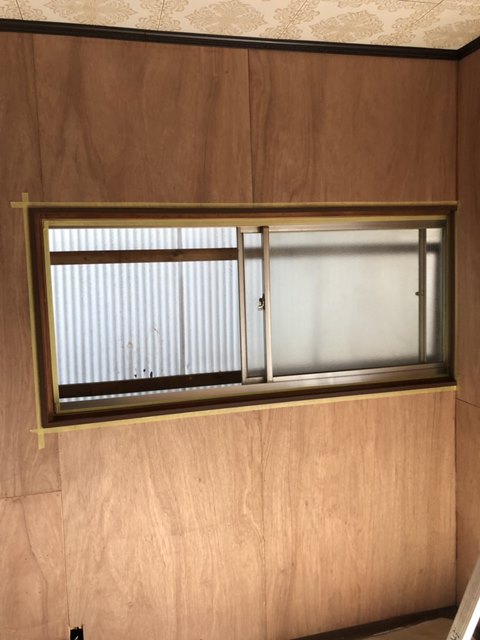 今治市で室内塗装をしました。窓枠塗装になります。
