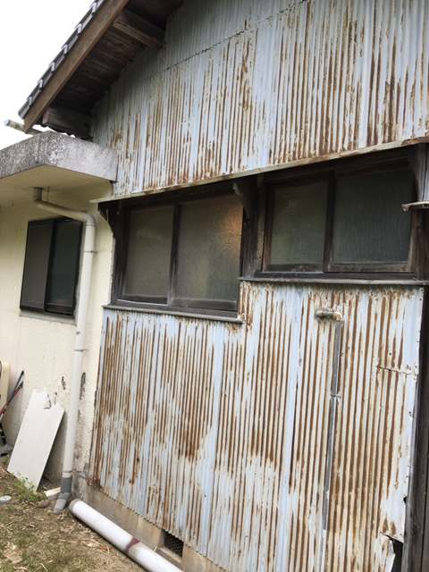 今治市でトタン外壁の張り替え工事の見積もり依頼を受けて現場調査に行きました。