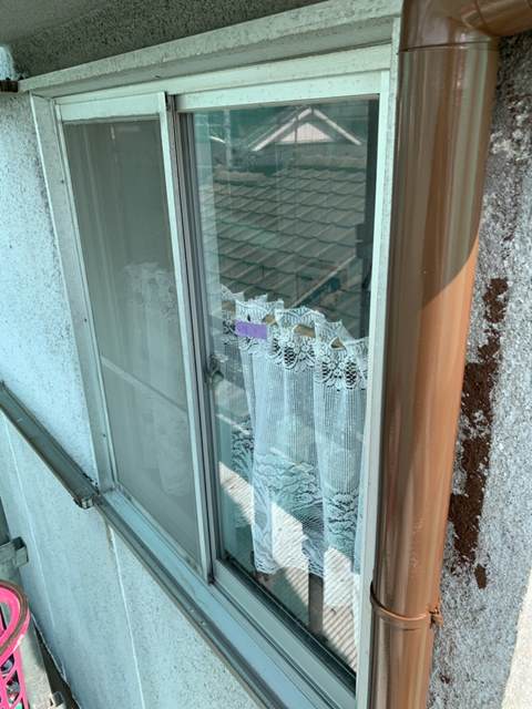 今治市で塗装前に窓枠、戸袋を養生していきます。