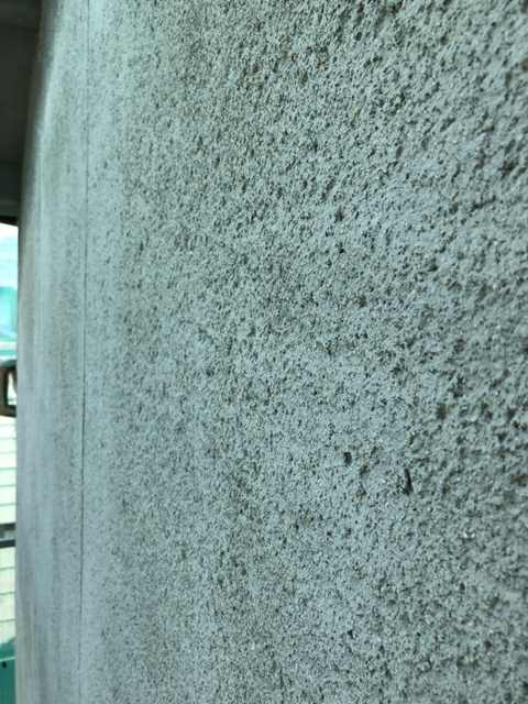 今治市でモルタル住宅の外壁塗装工事をしています。劣化がひどいので左官補修をして下塗りをします。