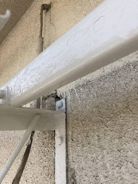 今治市のバルコニー手摺り塗装下塗りは完了したので中塗り上塗りをしていきます。