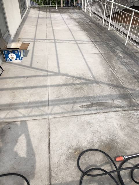 今治市でバルコニーの床防水工事をします。まずは高圧洗浄をして下地調整ができるようにします。