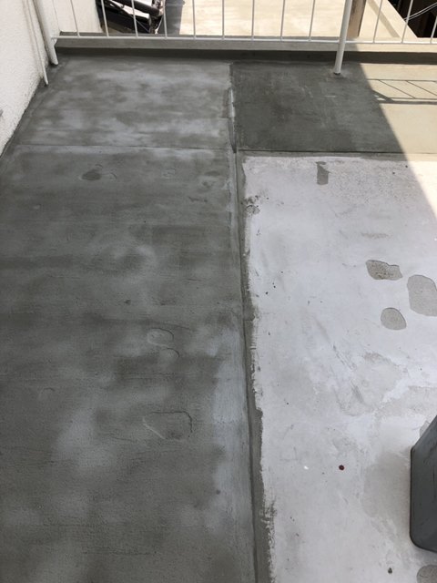 今治市でバルコニー床のウレタン塗膜防水をしていきます。下地処理をします。