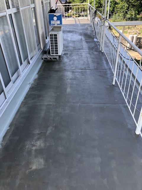 今治市でバルコニーのウレタン防水工事をしています。防水材を塗布していきます。
