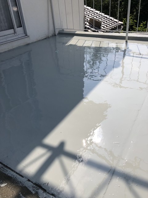 今治市のバルコニーの防水工事終はトップコート２回塗りで完了しました。