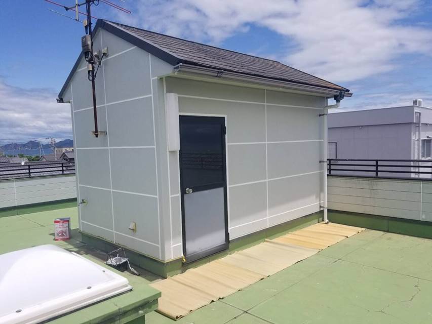 今治市で屋上にある小屋の外壁をファインパーフェクトトップで塗装しました。