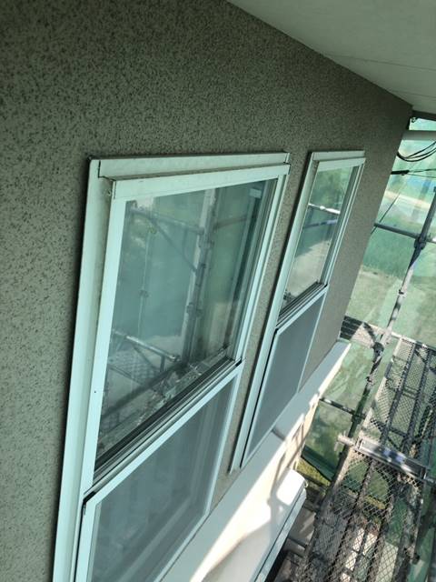 今治市で外壁塗装工事をしています。養生作業を紹介します。