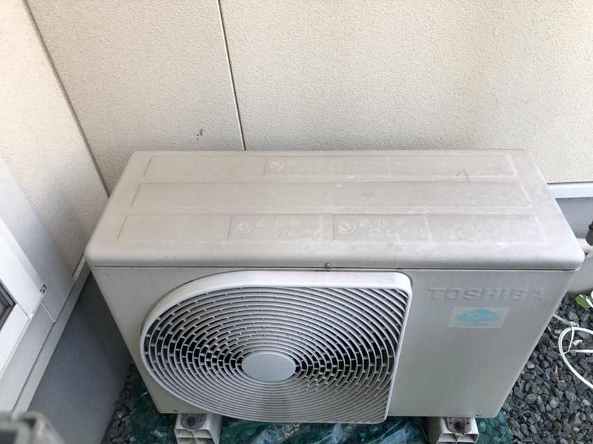 今治市で外壁塗装工事をしています。エアコン室外機、換気口の養生をします。