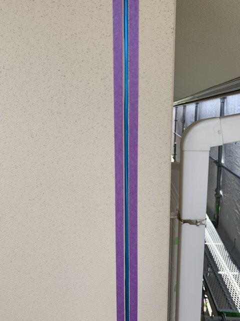 今治市で外壁塗装工事。塗装の前にコーキングの打ち替えをしていきます。