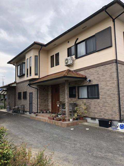 西条市での外壁塗装工事が始まりました。足場組立工事をしていきます。