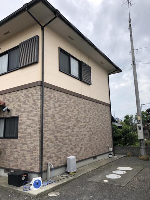 西条市外壁塗装工事。外壁下塗りをしていきます。パーフェクトサーフを使用します。