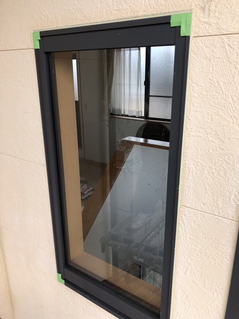 西条市で軒天、雨どい塗装をする前に窓養生をしていきます。
