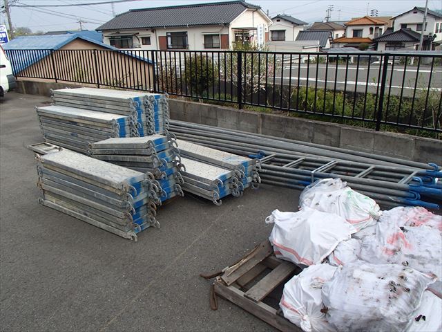 伊予郡砥部町で、外壁塗装工事をするので足場を組みました