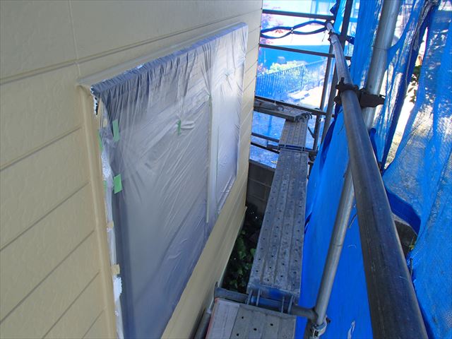 砥部町の木造二階建ての住宅の中塗り、上塗りに入ります