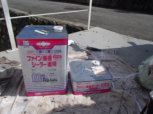 今治市の菊間町の木造二階建ての屋根にシーラー塗布をします