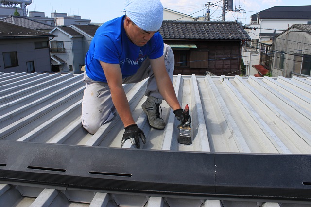 川越市/アパート屋根塗装・下塗り実施中。