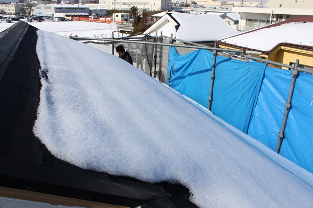所沢市にて雪害被害での火災保険の申請と雪下ろしを実施中です。