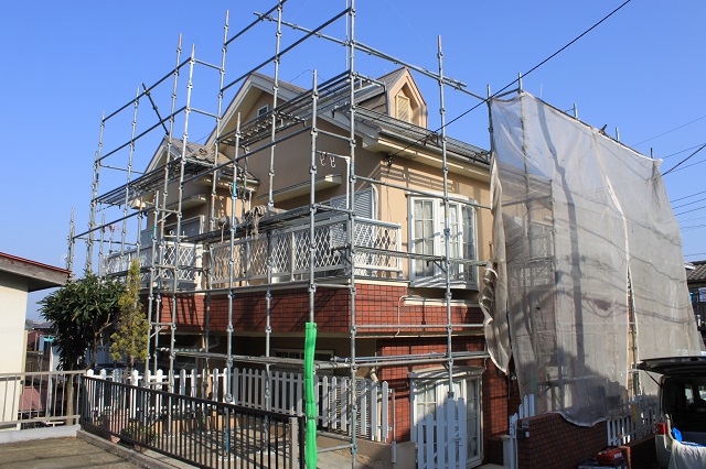 所沢市/色鮮やかな赤系統で外壁塗装を実施中！