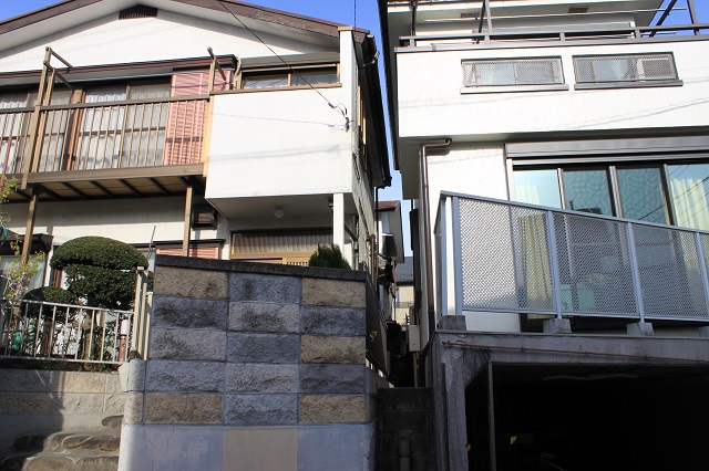 入間市小谷田にて狭小箇所の足場工事。狭くても大丈夫です。