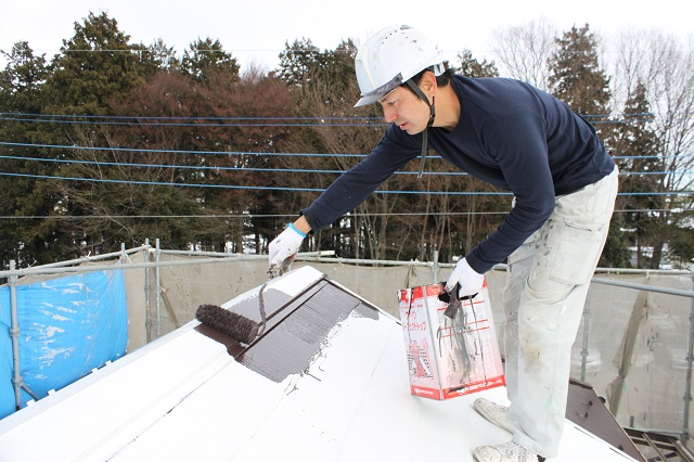狭山市　外壁中塗りを施工中です。近隣からも高評価を頂きました