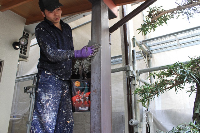 川越市/玄関廻りのポーチ柱の木部塗装
