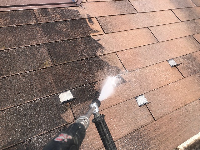 入間市扇台にて外壁・屋根塗装工事が始まり高圧洗浄作業です！