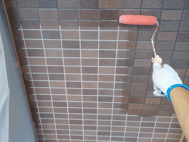 入間市上藤沢にて外壁素材がタイル貼りのお宅を塗装作業中です！