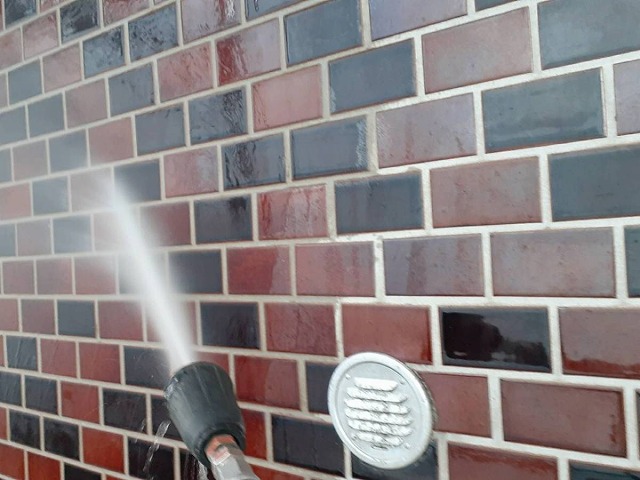 所沢市小手指町にてタイルの外壁をピンネット工法にて塗装中！