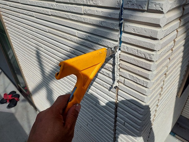 飯能市岩沢にて外壁・屋根塗装工事！硬化不良を起こしているコーキング打ち替え作業！
