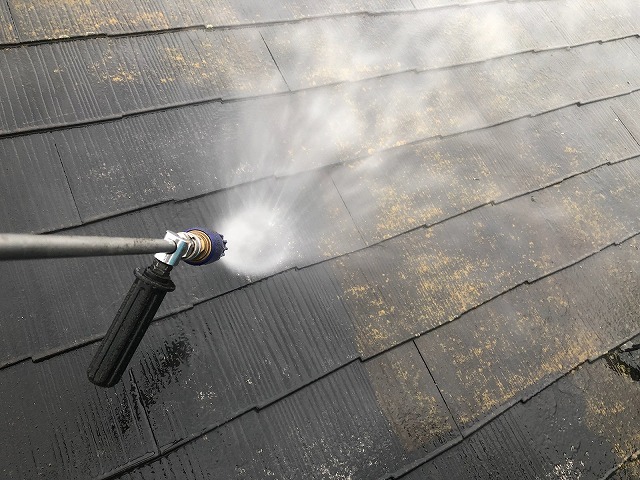 入間市上藤沢にて無機塗料を使用して行う外壁・屋根塗装工事！曇り空の中高圧洗浄！