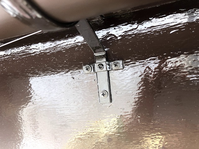 狭山市北入曽の雨樋取付金具のアップ