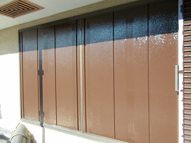 1階の雨戸の付帯塗装