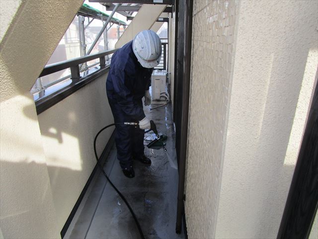 ベランダ床面の高圧洗浄