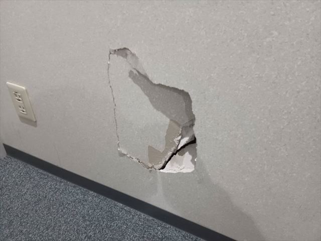 凹んだ壁