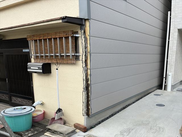 守口市で金属のコーナーガードが破損したので、塗装ではなく貼り替えました。