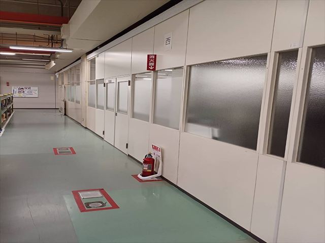 共用部廊下の床面状況を確認