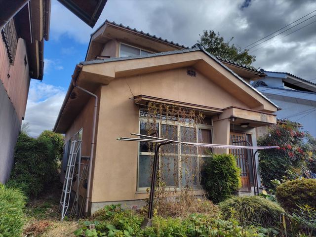 未塗装のリシン壁