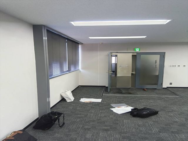 事務所内入口付近
