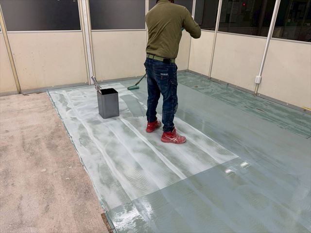 床にプライマー塗布