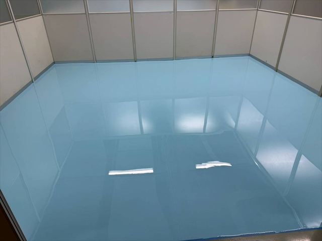 上塗り塗装後の床