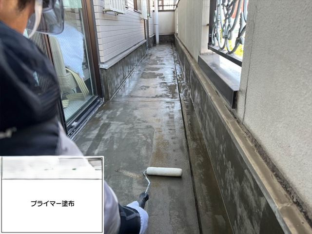 床にプライマー塗布