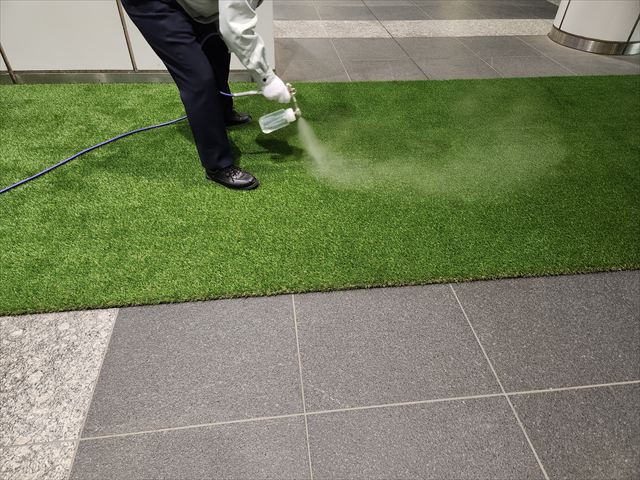 大阪市中央区で人工芝、東大阪市で洗面ボールに抗菌材をスプレー塗布