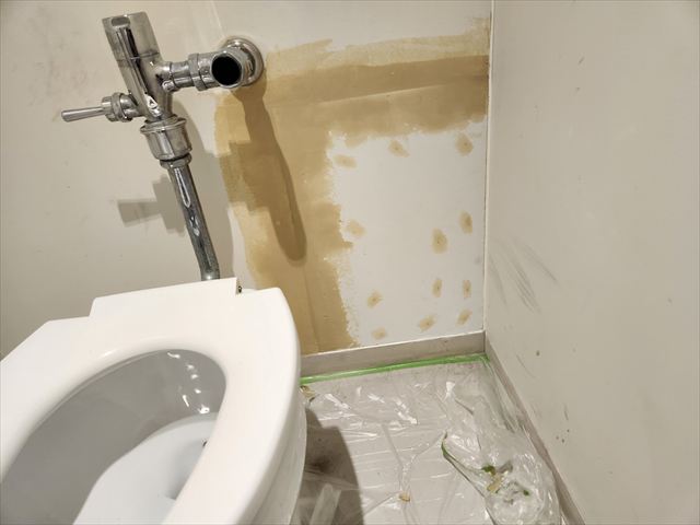 壁にパテ作業