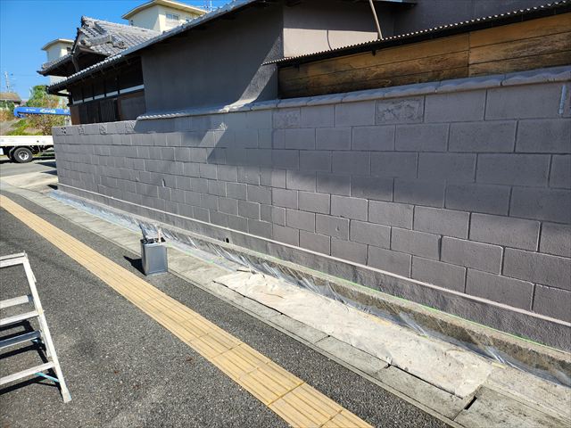 ブロック塀塗装中