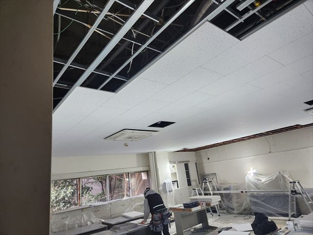 天井貼り替え中