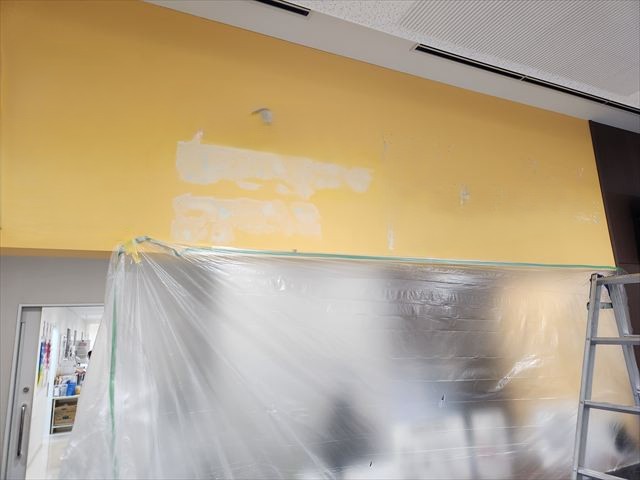 案内板のパテ処理