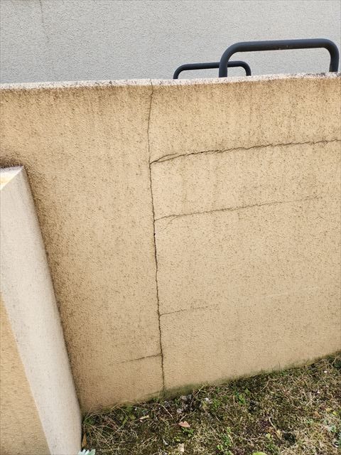 ひび割れた塀