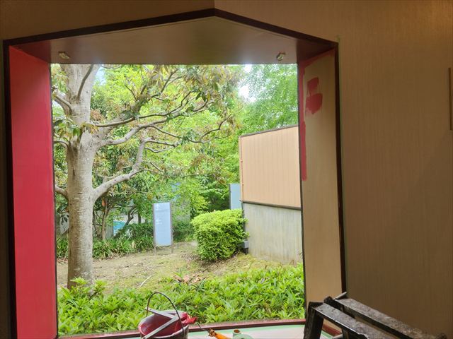 出窓の内側塗装前