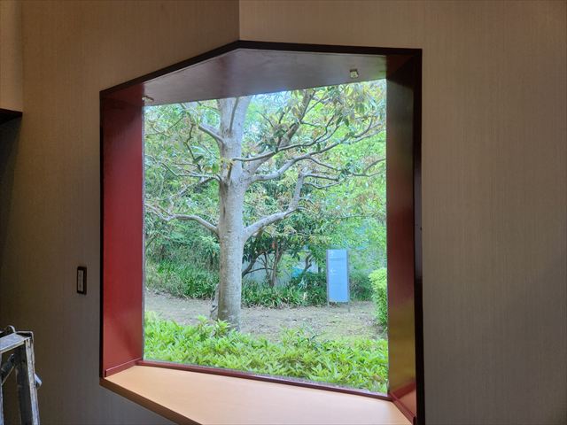 出窓の内側塗装後