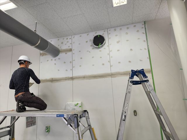 壁のパテ作業